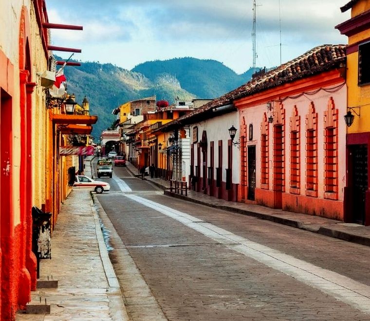 ruas coloridas da cidade colonial mexicana san cristobal de las casas, um dos lugares mais exclusivos para visitar no méxico