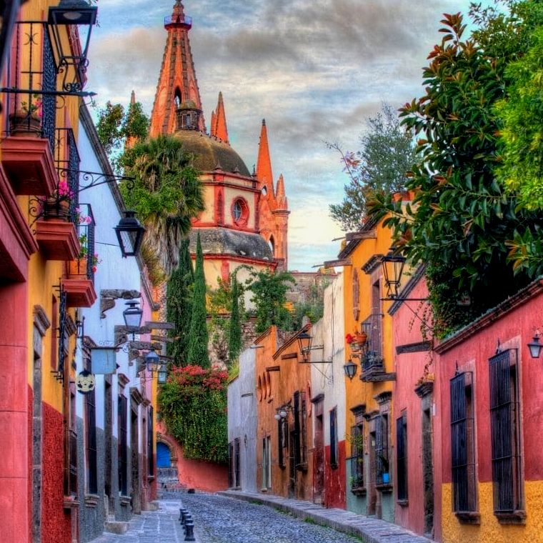 rua colorida em San Miguel De Allende México
