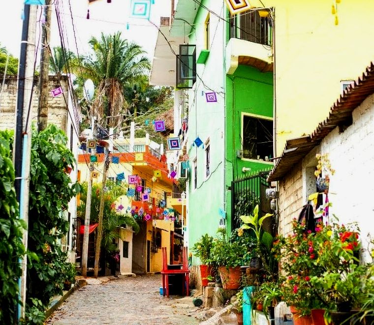edifícios coloridos e ruas de paralelepípedos na cidade litorânea de San Pancho, México |  o que fazer em puerto vallarta méxico