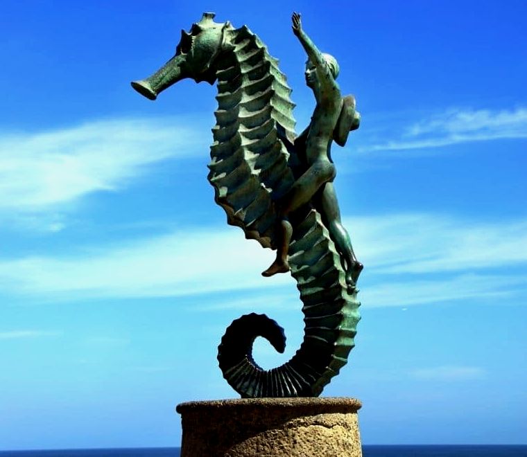 menino na escultura do cavalo marinho na passarela do malecón |  o que fazer em puerto vallarta méxico