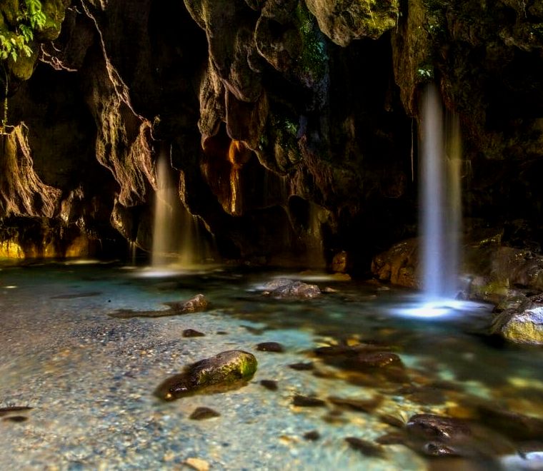 uma cachoeira em uma caverna em Sierra Gorda, um dos lugares mais exclusivos para se visitar no México