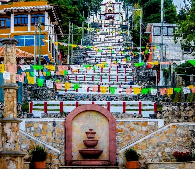 Bandeiras coloridas de arte popular mexicana (papel picado) em uma rua em San Cristobal de las Casas pueblo magico (cidade mágica), um ótimo lugar para viagens Solo México em Chiapas, México,