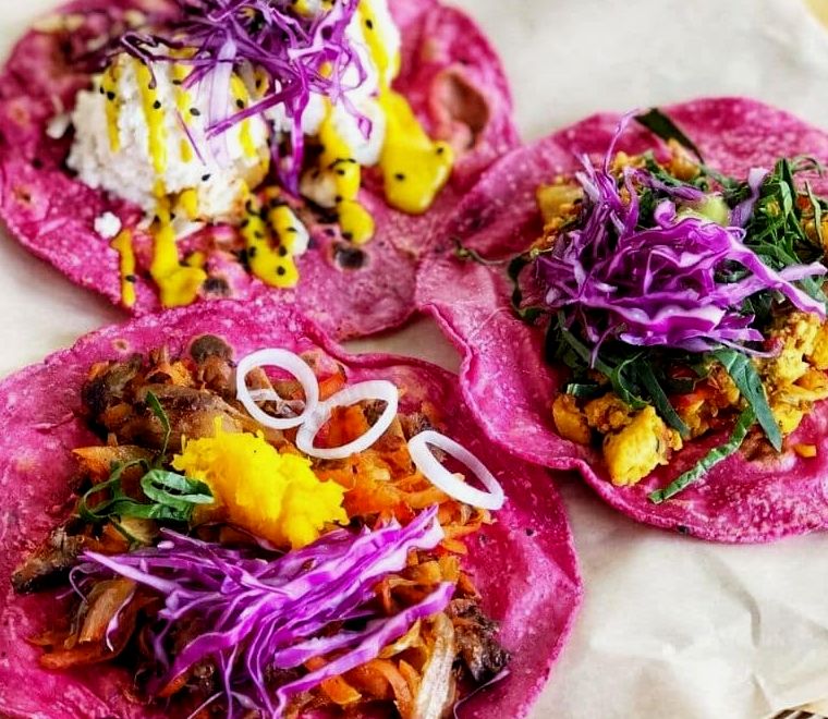 tacos com vegetais e tortilhas rosa brilhante |  melhores tacos na Cidade do México