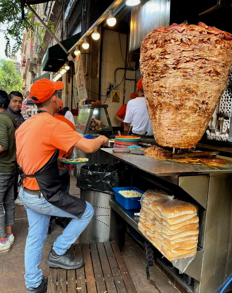 homem fazendo tacos al pastor na Taquería Arandas na Cidade do México