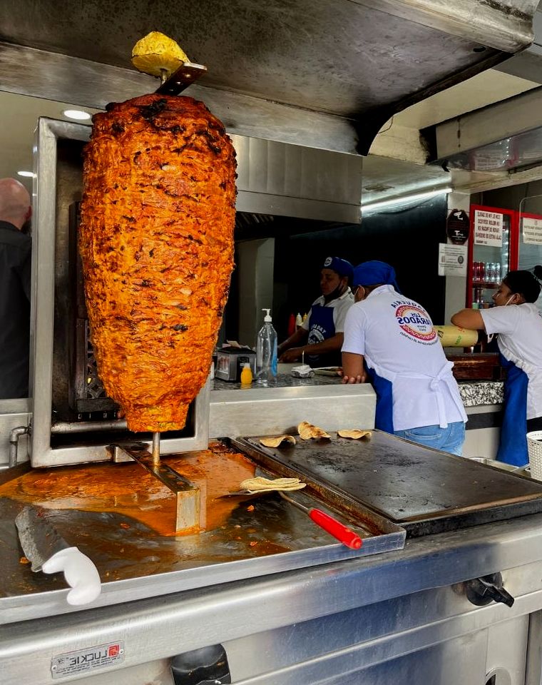tacos al pator carne em trompo (espeto) na Taqueria los Parados Cidade do México