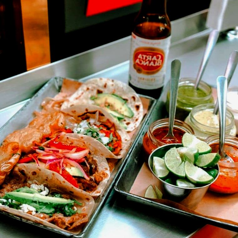 tacos e uma cerveja em restaurante na Cidade do México |  Roteiro de 4 dias pela cidade do México