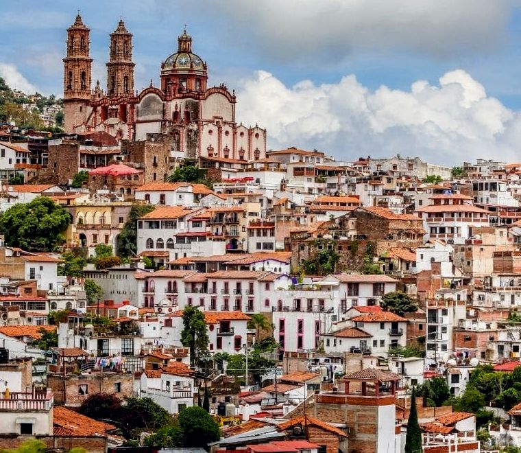 o edifício branco e castanho da cidade montanhosa de Taxco, um dos lugares mais exclusivos para se visitar no México