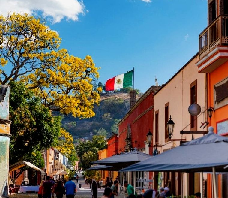 grande bandeira mexicana, grande árvore com flores amarelas brilhantes e os edifícios coloniais coloridos no centro da cidade da cidade de Tequila, um dos lugares mais exclusivos para visitar no México