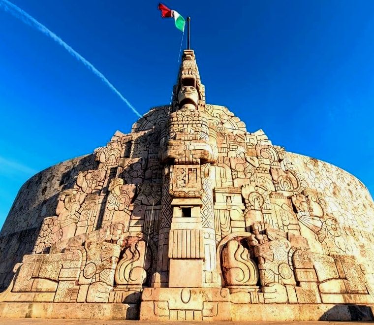 Monumento mexicano com a bandeira do México no topo