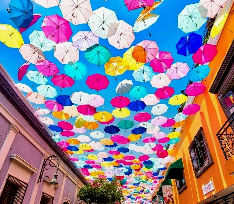guarda-chuvas coloridos pendurados em uma rua |  Tlaquepaque, México |  Viagens para Jalisco