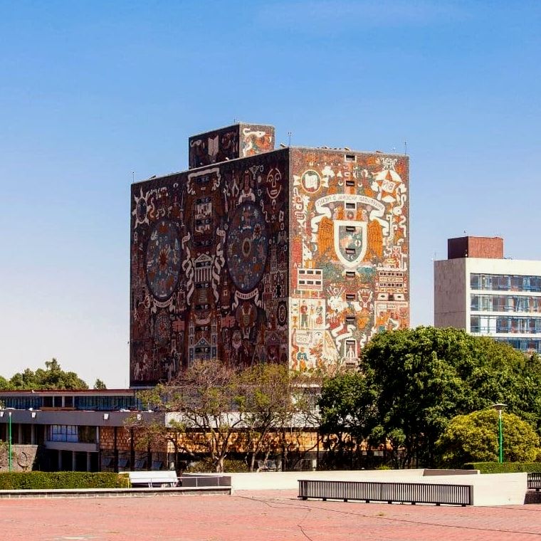 Edifício da biblioteca principal do campus universitário da UNAM na cidade do México