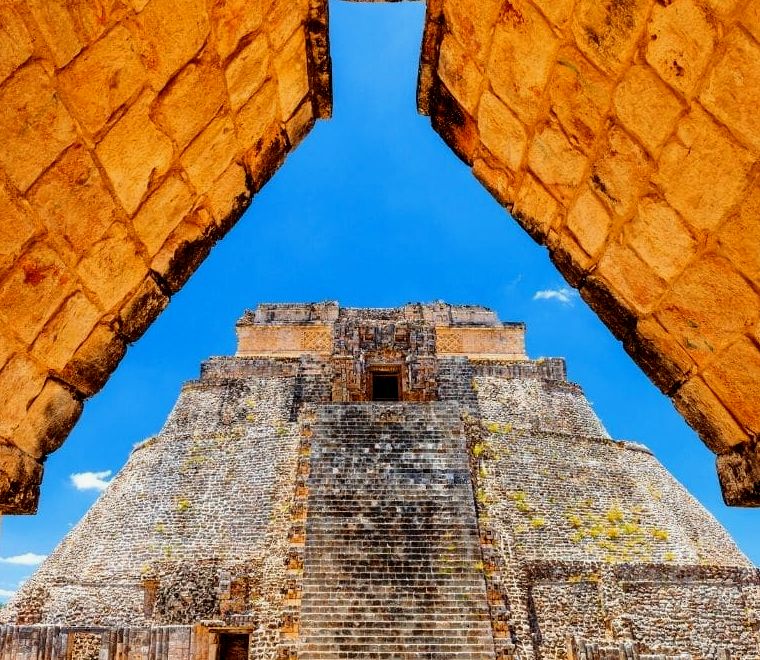 pirâmide maia de pedra alta em Uxmal |  passeios de um dia saindo de Mérida, México |  lugares únicos para visitar no México
