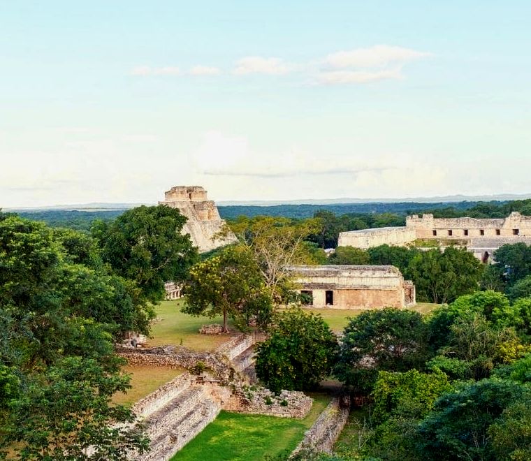 vista aérea de um sítio arqueológico maia - passeios de um dia saindo de Mérida