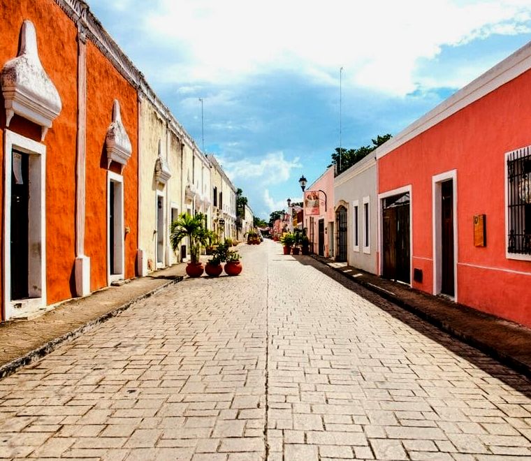 edifícios coloridos e arquitetura colonial na Calzada de los Frailes em Valladolid, México