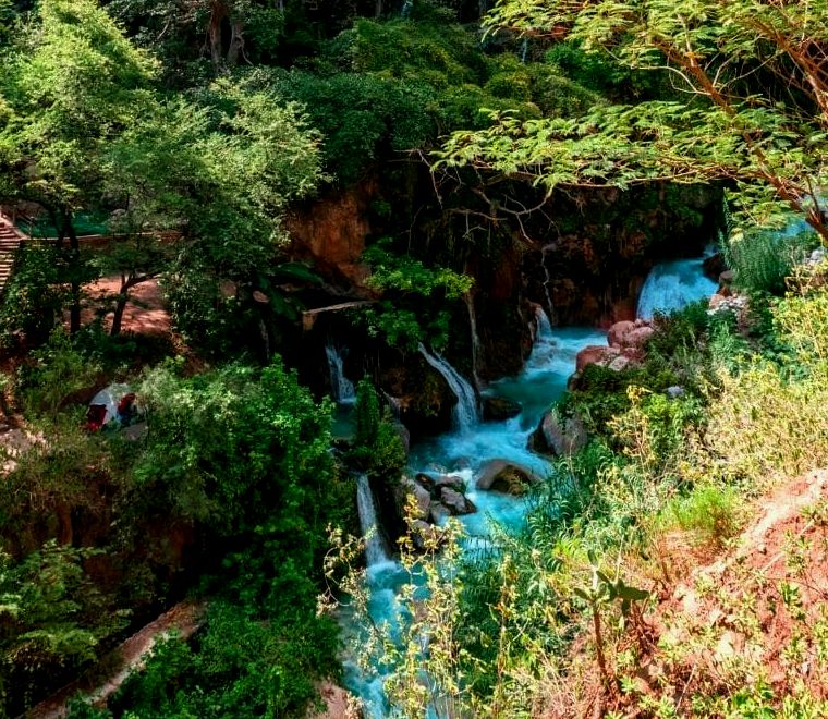 água azul brilhante e cachoeiras em uma floresta - Visite Las Grutas Tolantongo