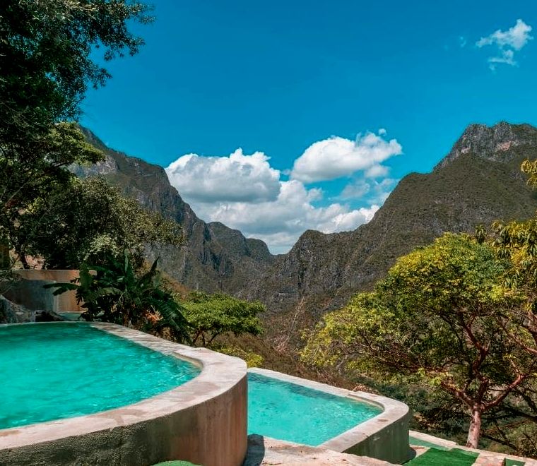 piscinas naturais infinitas em um penhasco - Visite Las Grutas Tolantongo