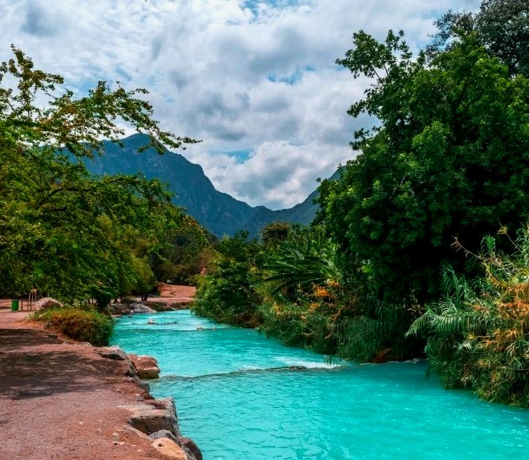 água azul brilhante em um rio que flui - Visite Las Grutas Tolantongo