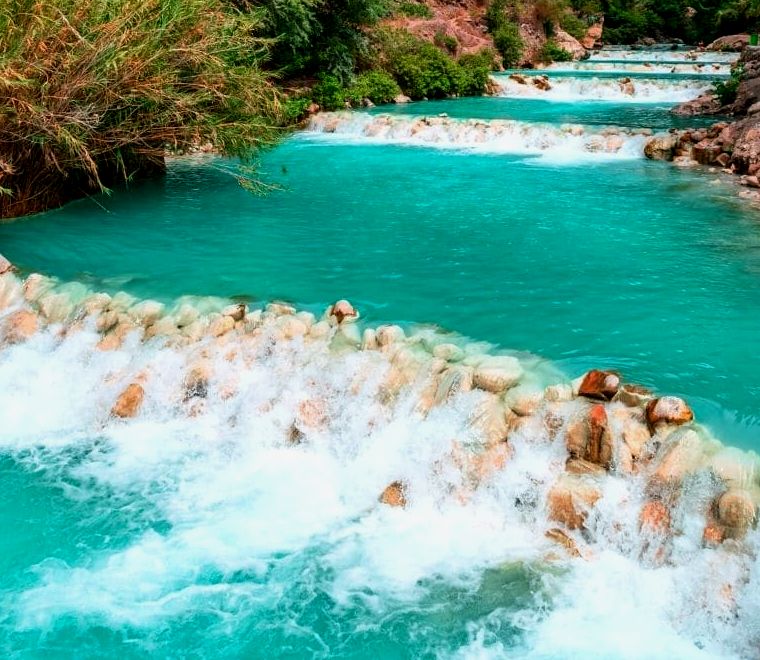 água azul do rio caindo em cascata sobre as rochas - Visite Las Grutas Tolantongo