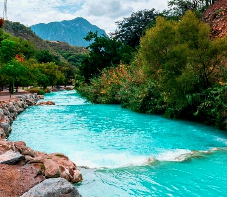 água azul do rio em um cenário natural de montanha - Visite Las Grutas Tolantongo