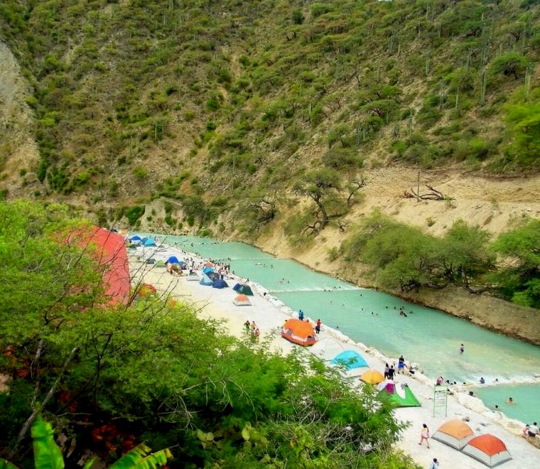 tendas montadas à beira de um rio - Visite Las Grutas Tolantongo