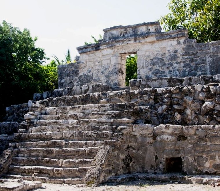 estruturas de pedra nas ruínas maias de Xcaret, em Yucatán
