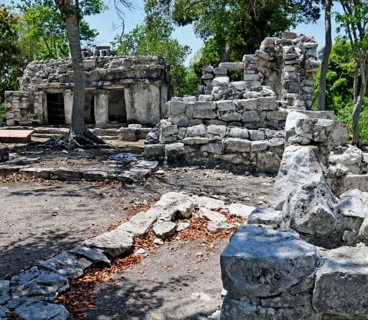 estruturas de pedra nas ruínas maias de Xel Ha, em Yucatán
