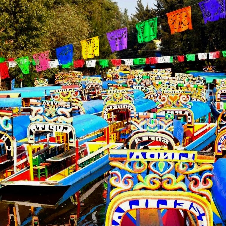 trajineras coloridas, barcos estilo gôndola, em Xochimilco.