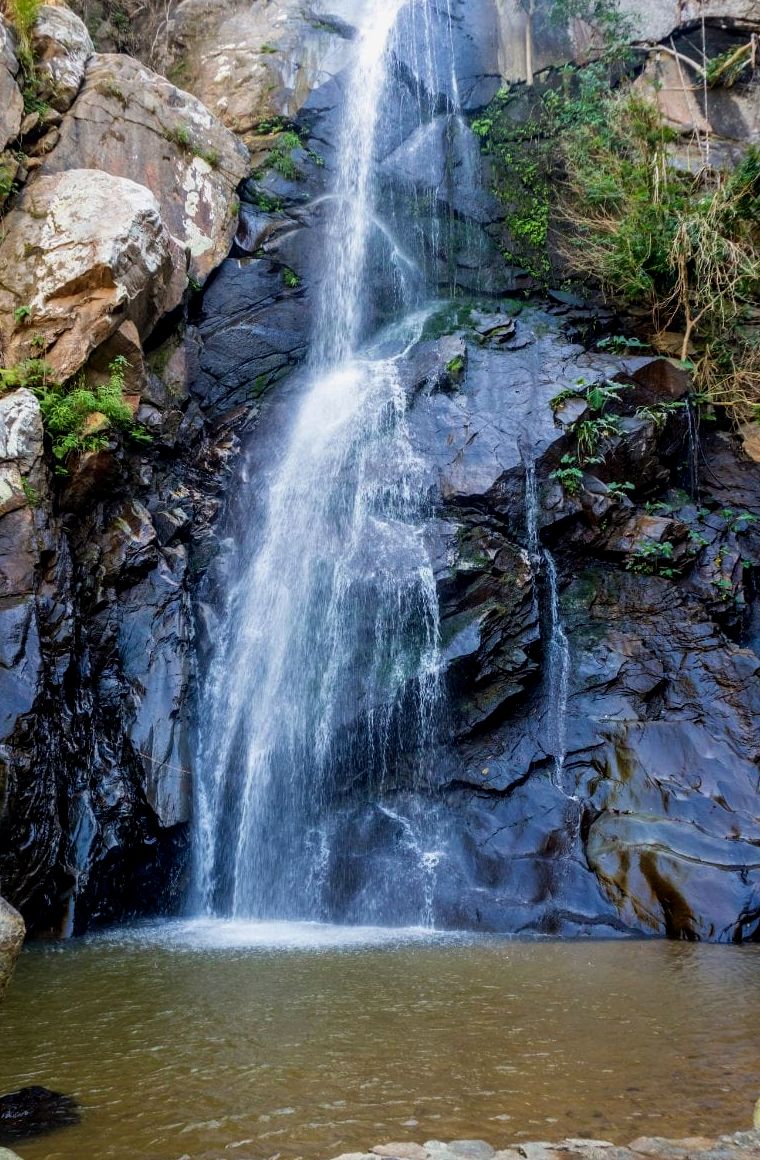 águas caindo de pedras altas, cachoeiras de Yelapa - um dos pontos dos passeios em Yelapa