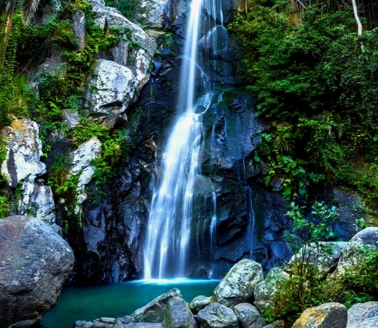 águas caindo de pedras altas, cachoeiras de Yelapa - um dos pontos dos passeios em Yelapa