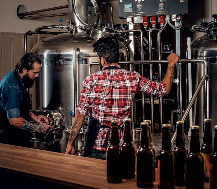 dois homens trabalhando em uma cervejaria no México