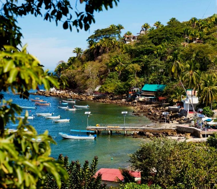 área de atracação na praia de Yelapa, com passeios de barco