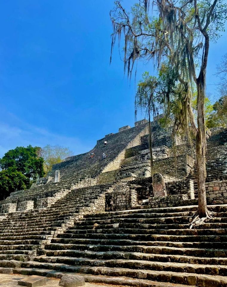 pessoas escalando calakmul ruínas maias México