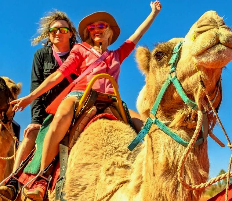 homem e mulher em um camelo |  passeios de camelo em Cabo San Lucas, México