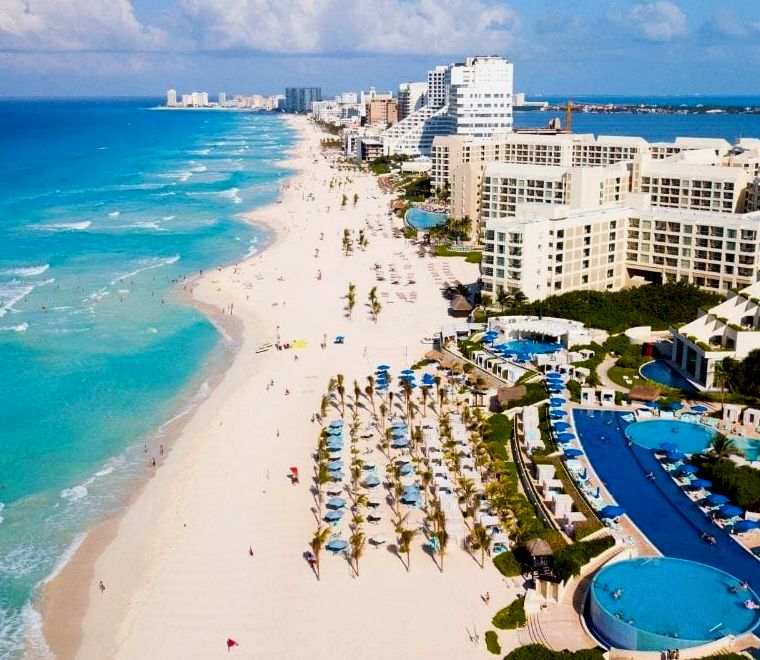 praia de cancún - com areia branca, água azul e hotéis ao longo da areia