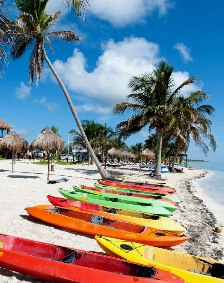 caiaques coloridos na praia de maahual, méxico |  Cancún para Mahahual