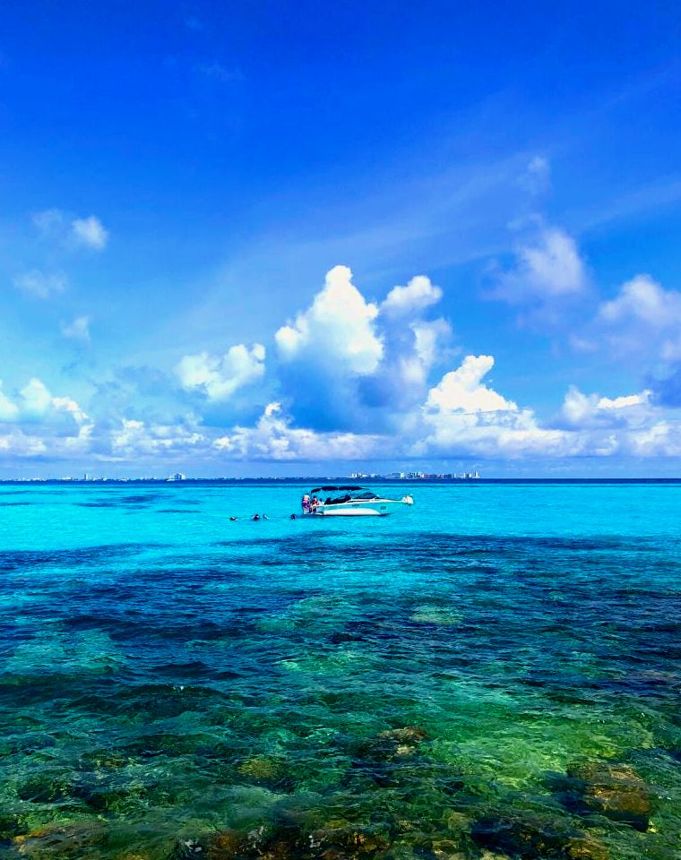 água azul no mar do Caribe em isla mujeres méxico