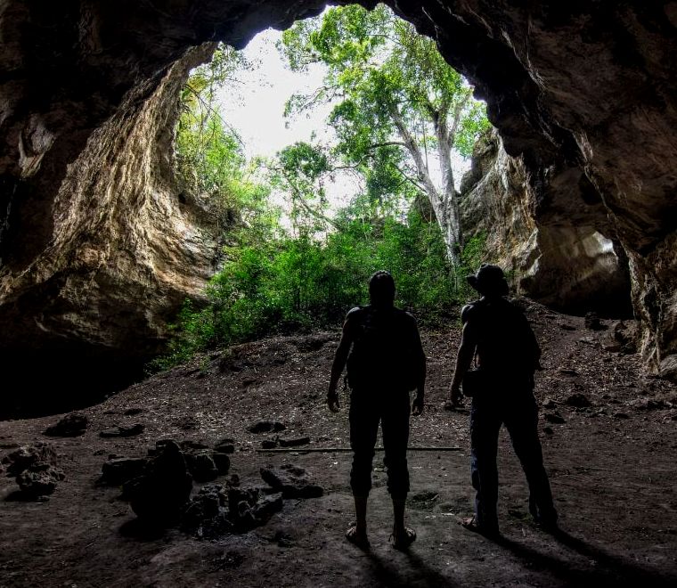 duas pessoas dentro da caverna em La Huasteca Potosina