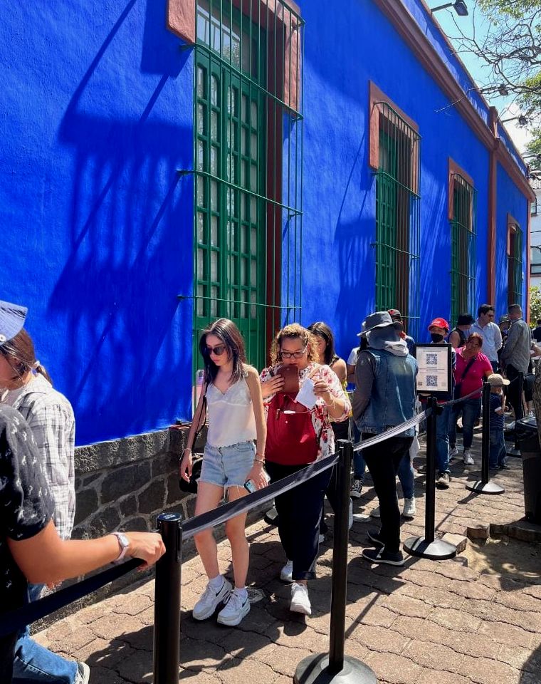 pessoas em uma longa fila no Museu Frida Kahlo Coyoacán, Cidade do México