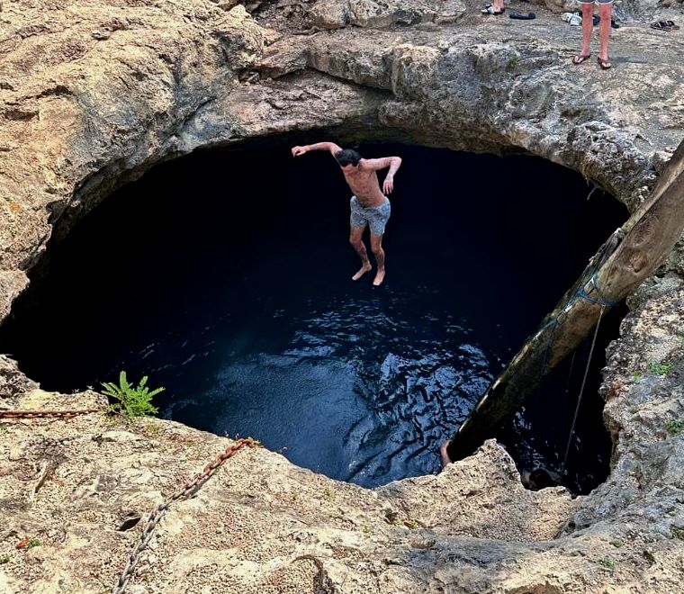 homem pulando no Cenote Calavera Tulum