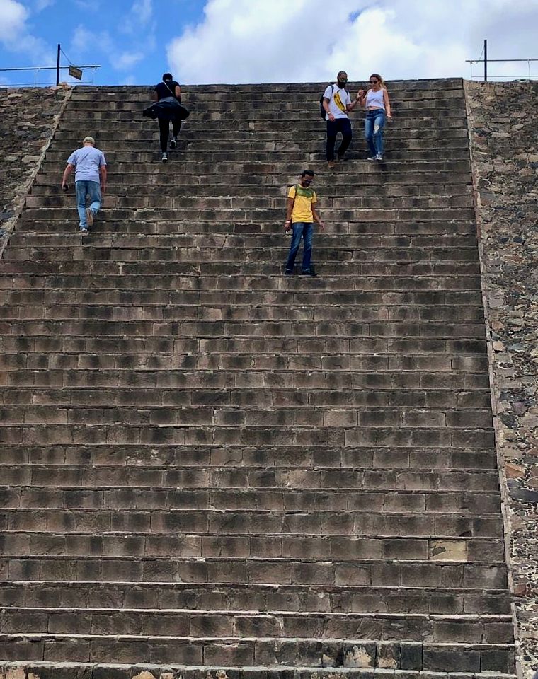 pessoas escalando ruínas de Teotihuacan na cidade do México