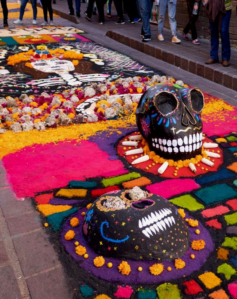 Tapeçaria de areia colorida na cidade de Guanajuato durante o Dia dos Mortos
