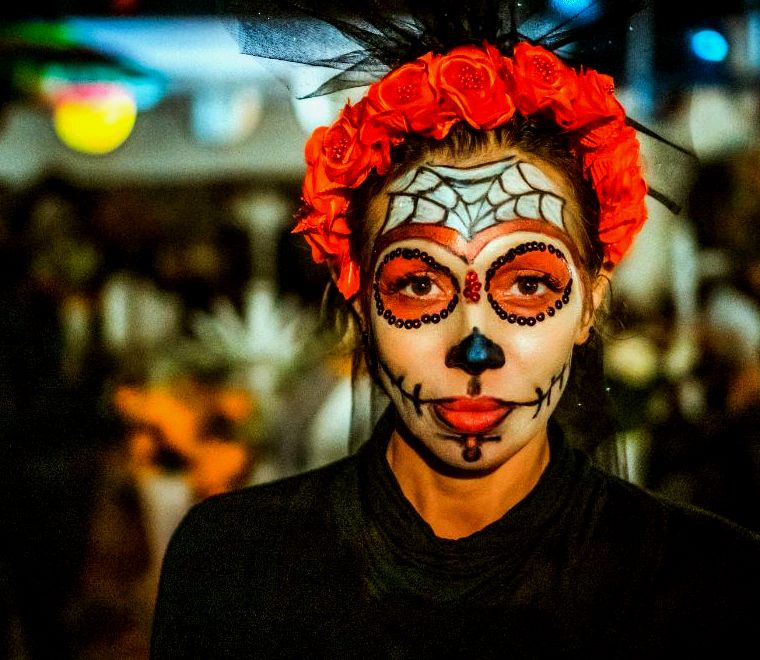 mulher com o rosto pintado para o dia dos mortos no México