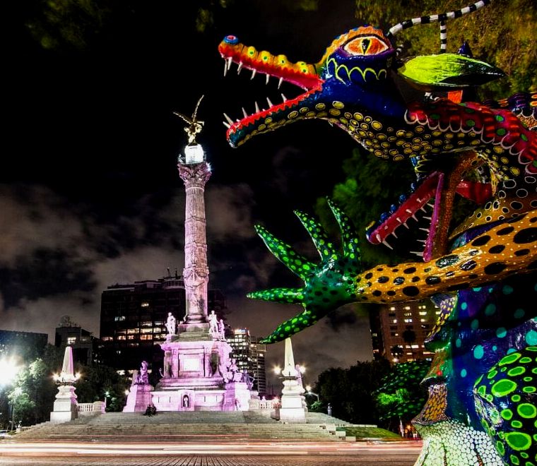 estátua colorida de alebrije, que é um animal híbrido, que estava em um carro alegórico durante o desfile do Dia dos Mortos na Cidade do México