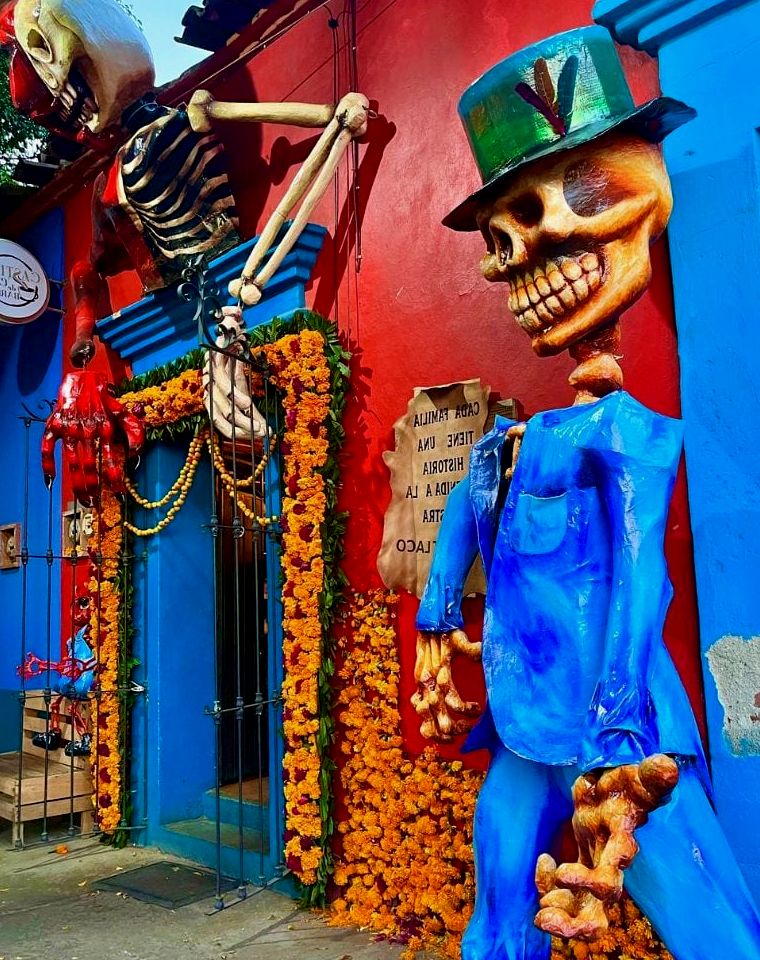 grandes decorações coloridas de esqueleto para altar elaborado para o dia dos mortos no méxico