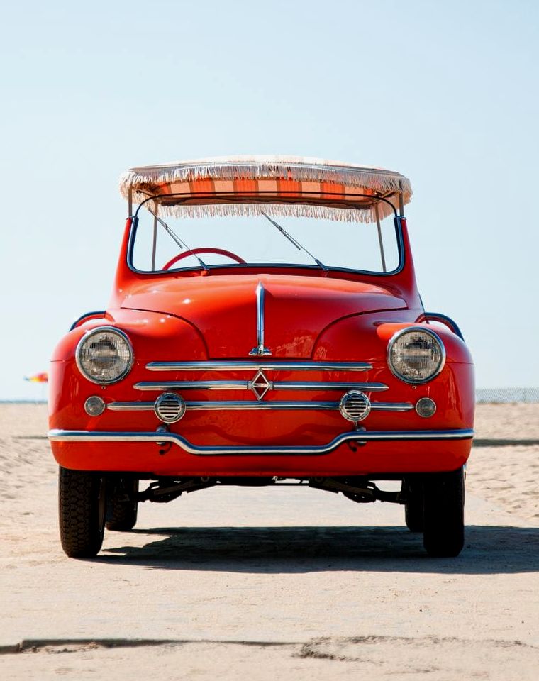 carro vermelho na praia