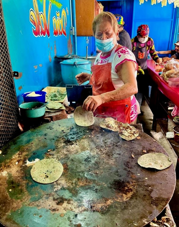 mulher fazendo comida de rua no México |  dona vale oaxaca netflix