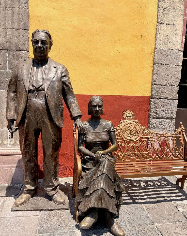 estátuas de bronze de Frida Kahlo e Diego Rivera no Frida Kahlo Park Coyoacán, Cidade do México