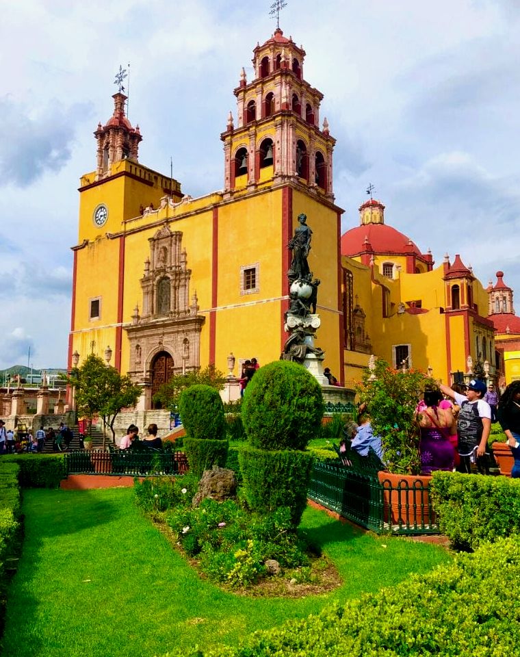 igreja colonial amarela em guanajuato méxico