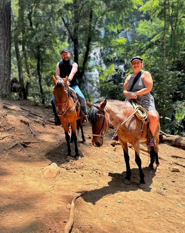 duas pessoas fazendo passeios a cavalo em Valle de Bravo