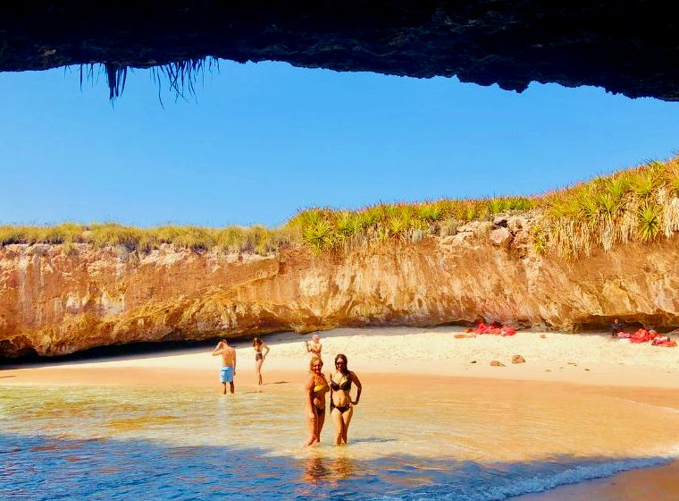 duas mulheres na praia escondida de Islas Marietas, no México